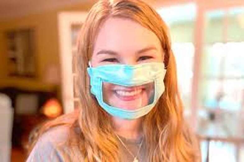 Joven con una mascarilla transparente que permite ver los labios/Multimedia.